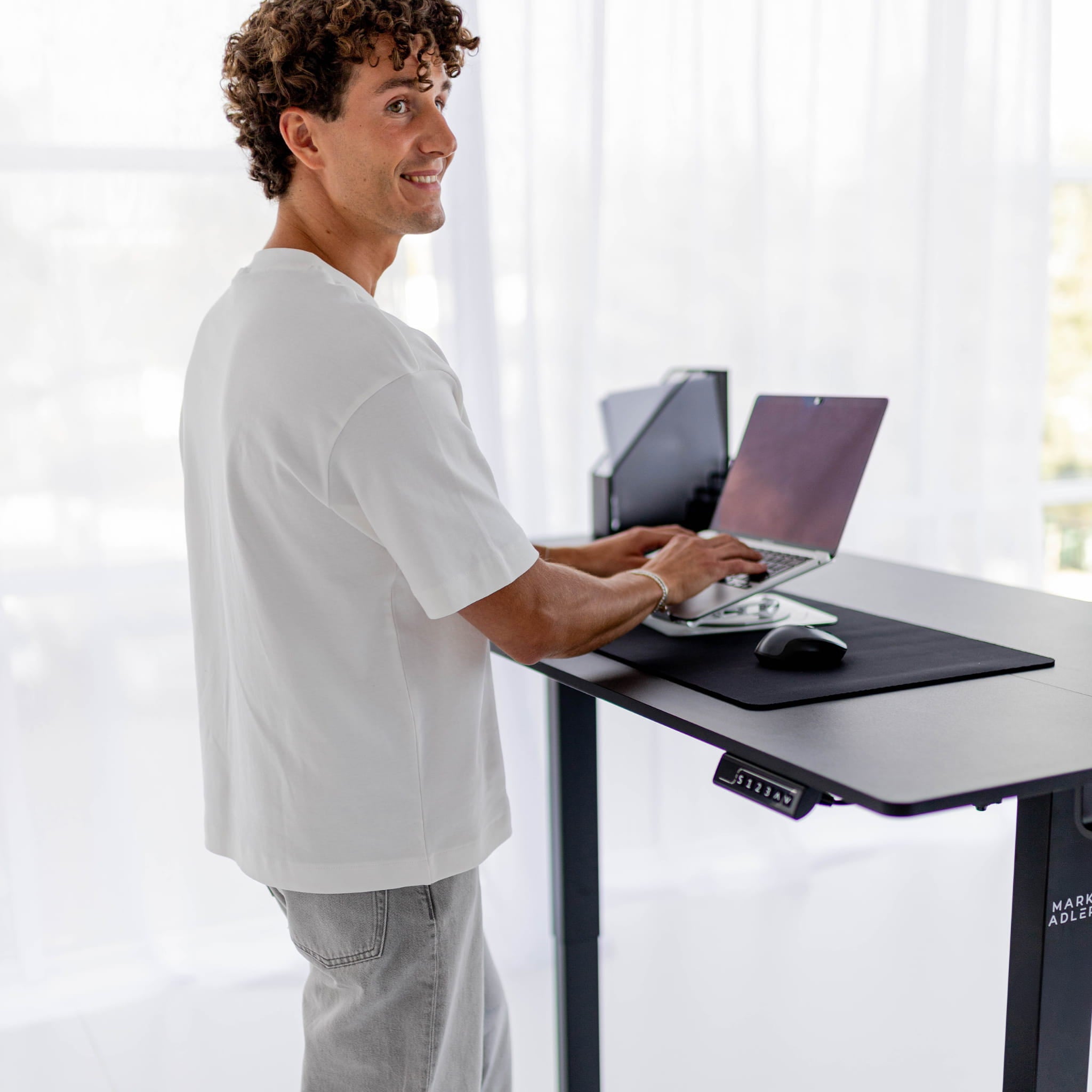 Mark Adler Leader 7.6 Elektrischer Schreibtisch Schwarz